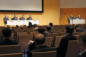 中越地震で得られた教訓などについて、当時を経験した医療関係者らが講演した日本災害医学会のシンポジウム＝１９日、新潟市中央区