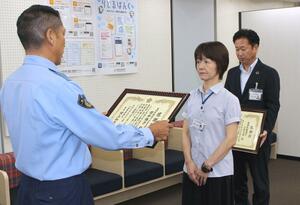 特殊詐欺の被害を防ぎ感謝状を贈られた櫻井陽子さん(中央)=魚沼市本町2