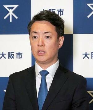 大阪市役所で記者団の取材に応じる横山英幸市長=16日午後