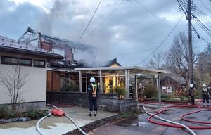 煙が上がる火災現場＝１１日、三条市月岡４