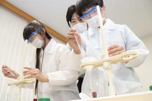 親子で汚れた水をきれいにする実験をした体験学習会=長岡市新産2