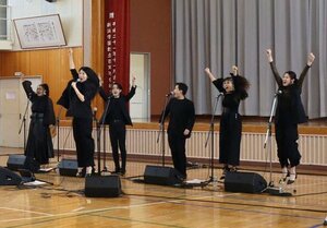 内野小・中学校の希望が丘分校で行われた音楽鑑賞会=新潟市西区