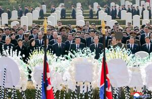 　死去した金永南前最高人民会議常任委員長の国葬に参列する北朝鮮の金正恩朝鮮労働党総書記（前列左から６人目）＝５日、平壌（朝鮮中央通信＝共同）