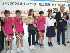 新井中の後輩らと記念撮影する小海遥選手(左から3人目)=8月26日、妙高市役所