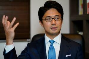 インタビューに答える国際大の山口真一准教授