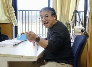 　休み時間に子どもと話す石垣雅也。休み時間や給食の時間も子どもを知る機会になるという