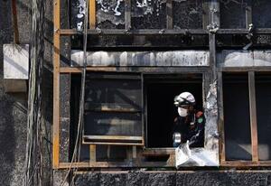 火災が発生した大阪・道頓堀のビルで作業する消防隊員=18日午後3時23分