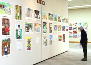 子どもたちの個性豊かな作品が並ぶ新潟県中越教育美術展=1月10日、長岡市学校町1