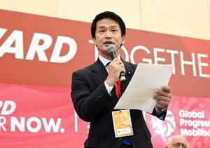 　国際会議の会合で発言する中道改革連合の小川代表＝１７日、スペイン・バルセロナ（中道改革連合提供）