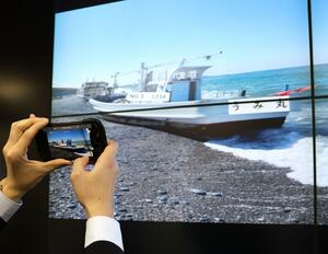 映像を撮影しながら海難現場の状況を伝えた実演会＝新潟市中央区美咲町１