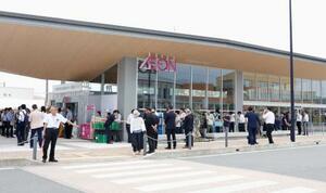 福島県双葉町にオープンしたスーパー「イオン双葉店」=1日午前