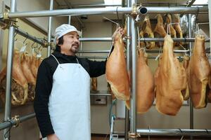 生ハムの熟成具合を確認する春日惇也さん=長岡市西川口