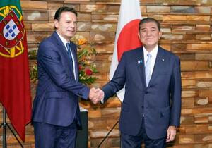握手する石破首相(右)とポルトガルのモンテネグロ首相=11日午前、首相官邸