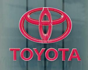 トヨタ自動車堤工場に掲げられたロゴマーク=愛知県豊田市