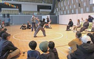 子どもたちがアーバンスポーツに挑戦した体験ブース=17日、アオーレ長岡