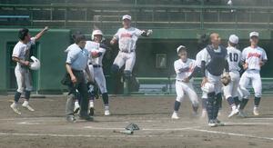 新潟産大付-上越 延長10回でサヨナラ勝ちし、喜びを爆発させる上越の選手たち=長岡市悠久山