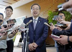 石破首相と会談後、記者団の取材に応じる公明党の斉藤代表=27日午後、首相官邸