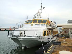 佐渡汽船のジェットフォイル。中東情勢悪化に伴い、燃料の軽油の確保が課題になっている＝新潟市中央区の新潟港