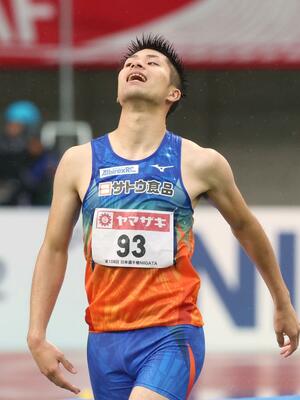 男子走り高跳び決勝　２メートル２５を３回目連続で失敗し、天を仰ぐ長谷川直人＝デンカビッグスワン