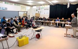 藤島玄さんが残した山岳関連の蔵書を基にした研究の報告会=関川村小見