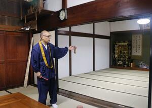宿坊「Temple stay 玉林寺」。三浦良廣住職が優しく出迎える=佐渡市畑野