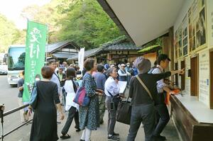 秋の連休中、大勢の観光客でにぎわった観光施設「史跡佐渡金山」=2024年10月、佐渡市相川地区