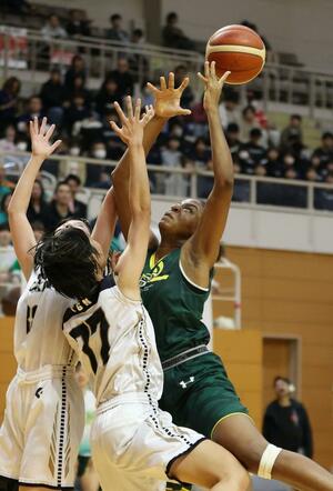 女子決勝 東京学館-新潟産大付 第2クオーター、リバウンドに跳ぶ新潟産大付のジェンファ・オランデ=新潟市東総合スポーツセンター