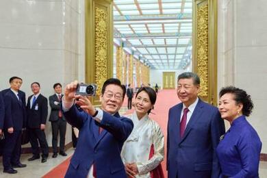 韓国・李大統領、習氏と自撮り 中国製スマホで親密演出 | 新潟日報