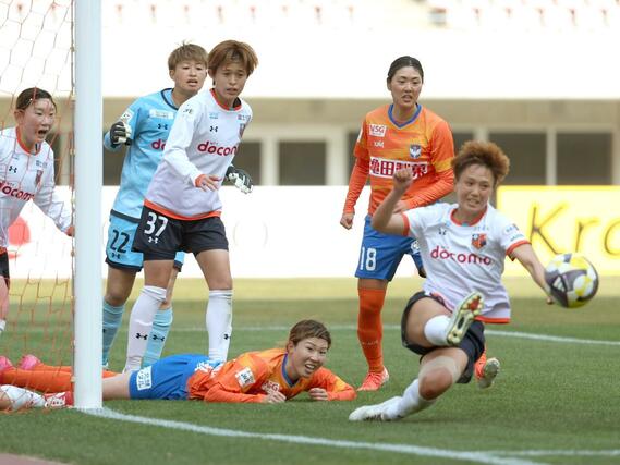 新潟Ｌ－大宮　後半、波状攻撃も及ばず、相手にクリアされるＭＦ石田千尋（右から２番目）とＭＦ川村優理（右から３番目）＝デンカビッグスワン
