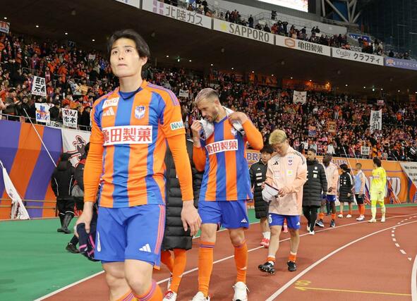 試合終了後、悔しそうな表情を浮かべながらスタジアムを回る新潟の選手たち＝ビッグスワン
