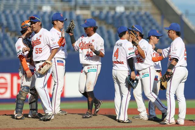 オイシックス-ロッテ ロッテを5-3で下しマウンドで喜ぶオイシックスの選手たち=エコスタ