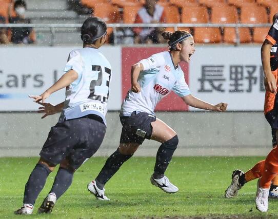 長野-新潟L 前半、MF滝川結女が先制ゴールを決める=長野Uスタジアム