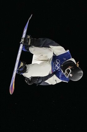 男子ハーフパイプ予選　エアを決める山田琉聖＝リビーニョ（共同）