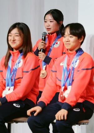 帰国後の記者会見で話す中井亜美選手＝東京都内のホテル