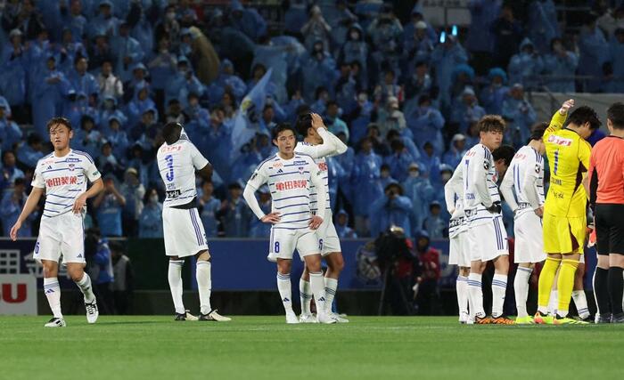 磐田-新潟 試合終了後、肩を落とす新潟の選手ら=ヤマハ(写真映像部・永井隆司)