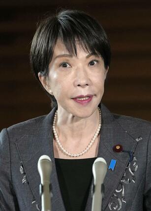 青森県で震度６強を観測した地震を受け、記者団の取材に応じる高市首相＝９日午前、首相官邸