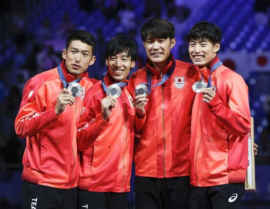 フェンシング男子エペ団体で銀メダルを獲得した日本。左から見延和靖、加納虹輝、山田優、古俣聖＝パリ（共同）