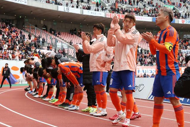 新潟-東京V 試合後、サポーターにあいさつする新潟の選手たち=ビッグスワン