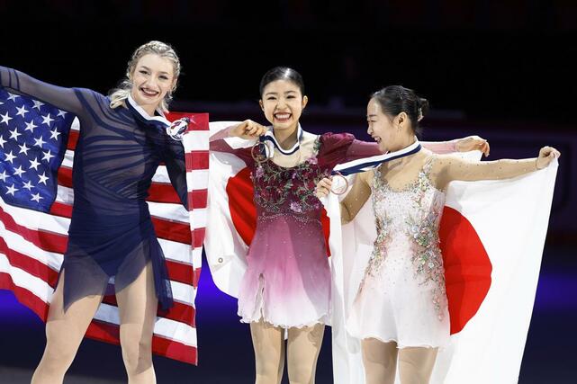 女子で優勝した千葉百音。左は2位のアンバー・グレン、右は3位の松生理乃=ヘルシンキ(共同)