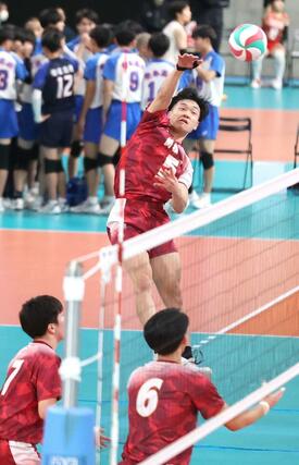 バレーボール全日本高校選手権男子２回戦　東海大相模（神奈川）－関根学園　第１セット、関根学園の下鳥漣大（５）が強打を放つ＝２０２６年１月７日、東京体育館