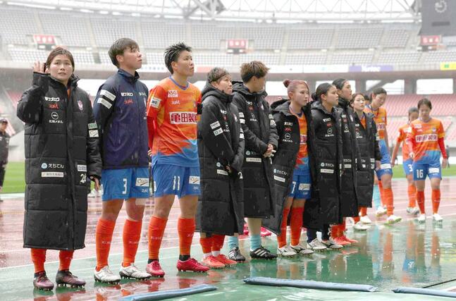 新潟Ｌ－日テレ東京Ｖ　０－２で敗れ、サポーターにあいさつする新潟Ｌの選手たち＝ビッグスワン