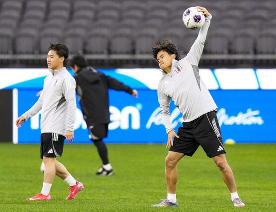 サッカーＷ杯アジア最終予選のオーストラリア戦に向け、最終調整する久保（右）＝パース（共同）