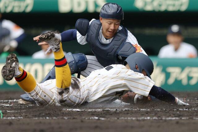 ２回帝京長岡２死三塁、木戸楽翔が本盗を狙うがタッチアウト＝２３日、阪神甲子園球場