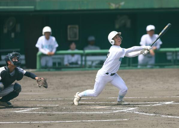 北越－長岡大手　３－０で迎えた六回裏１死一、三塁、長岡大手の田村太幹の犠飛で１点を返し３－１とした＝長岡市悠久山