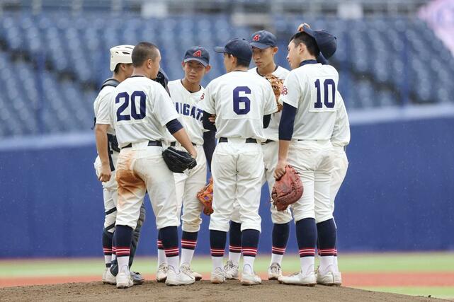 新潟－開志学園　６回開志学園１死一、三塁、ピンチでマウンドに集まる新潟の選手たち＝エコスタ