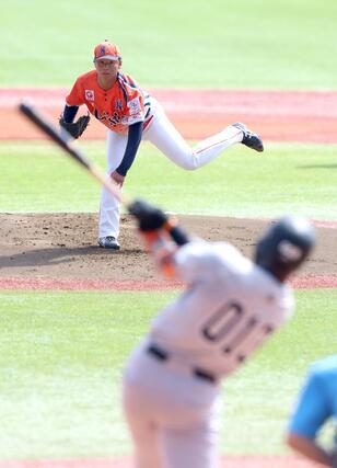 イースタン　オイシックス－巨人　オイシックスの先発目黒宏也＝ハードオフ・エコスタジアム