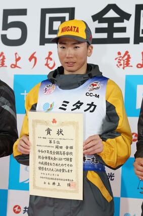 男子１０キロクラシカル　５位に入賞し表彰式で笑顔を見せる岡田幸輝（十日町）＝十日町市