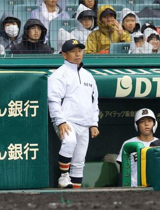 試合を見つめる日本文理の鈴木崇監督＝２５日、甲子園球場