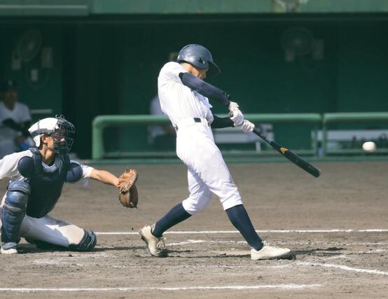 見附－三条　二回裏、２死三塁　見附の矢沢が中越え適時打で１－１の同点に追いつく＝９月１１日、長岡市の悠久山球場