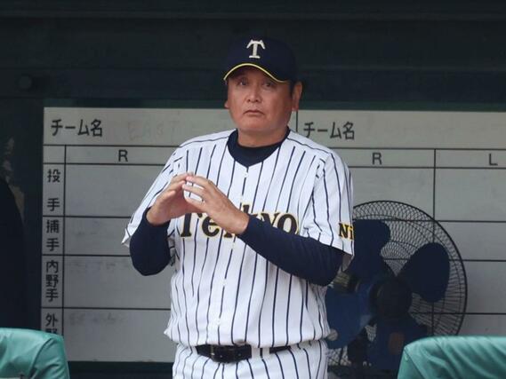 帝京長岡－星稜　打者にサインを送る帝京長岡の芝草宇宙監督＝富山市民球場